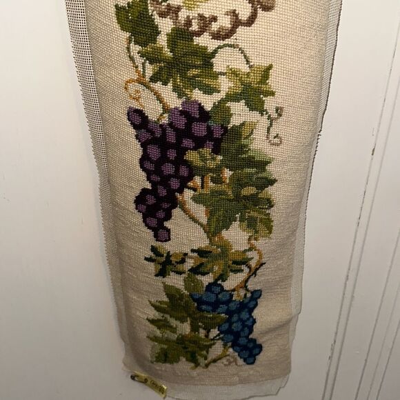Vintage needlepoint grapes, grape leaves, wine bottle & glass bell pull - Picture 4 of 8